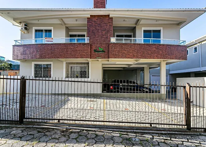 Lindo apto amplo com suíte no Santinho VER102